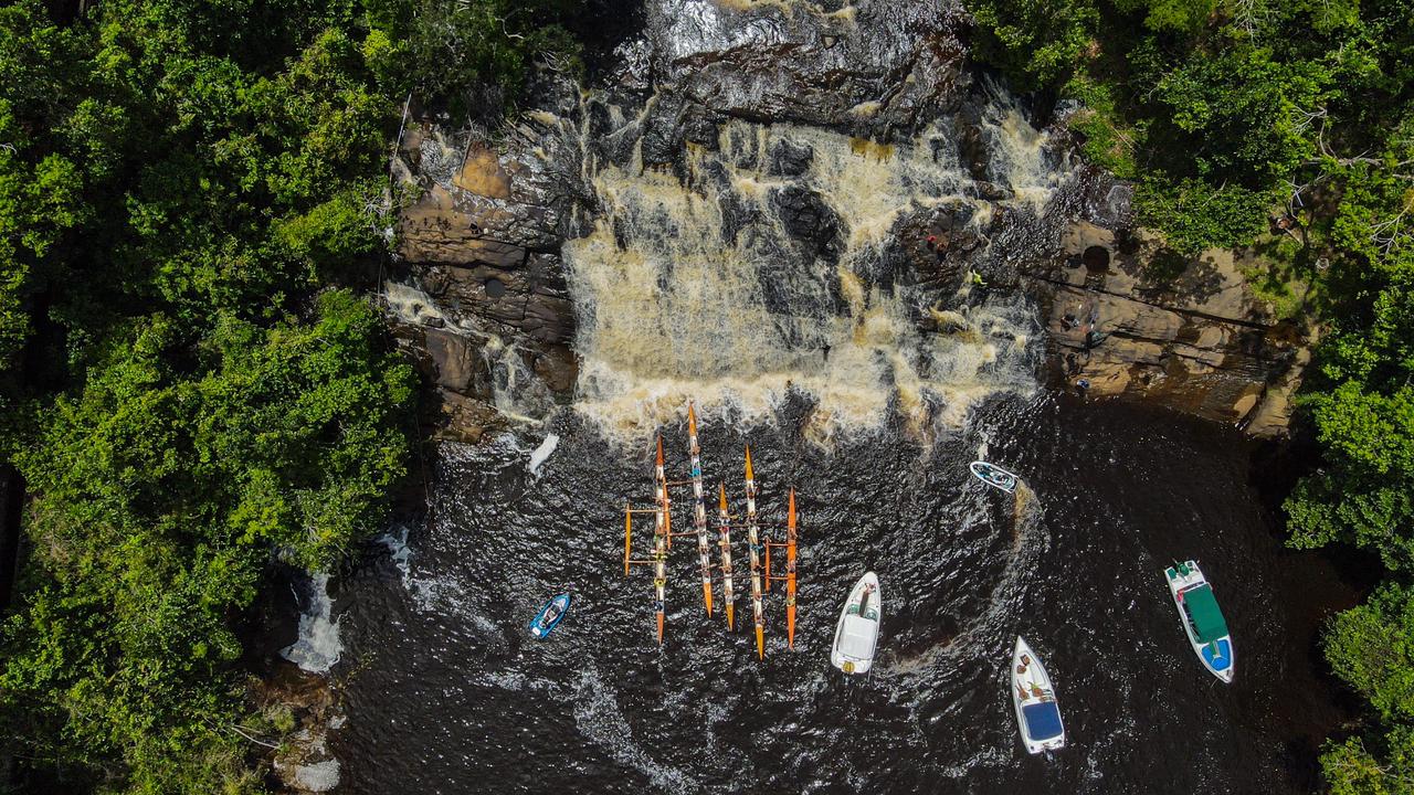 Vista aérea da Cachoeira do Tremembé com canoas e barcos na base