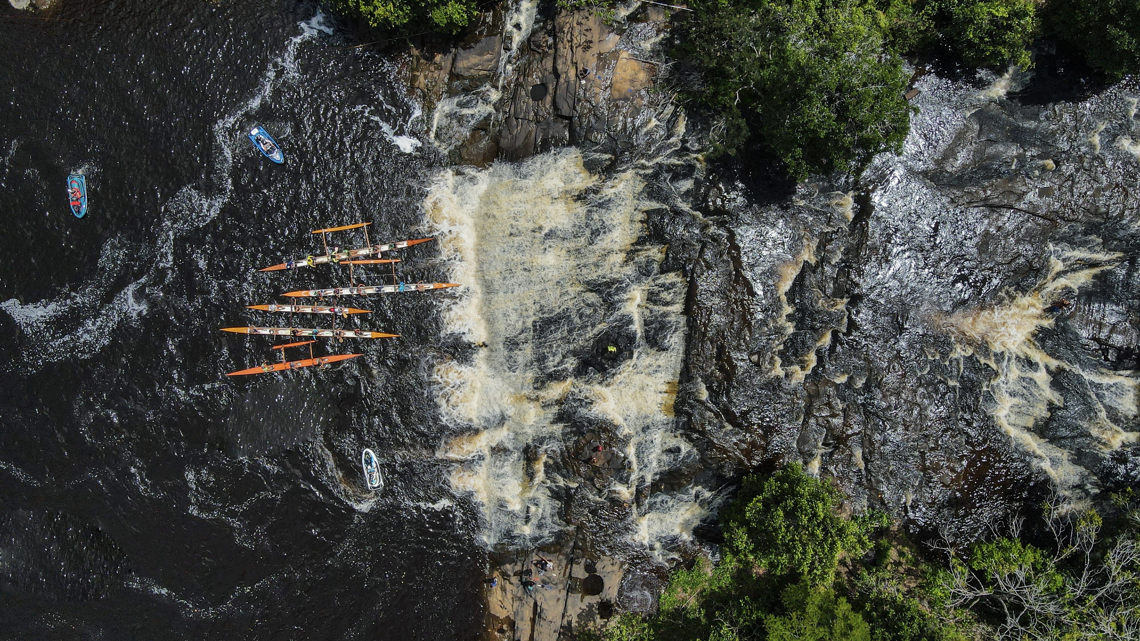 Vista aérea de canoas havaianas na Cachoeira do Tremembé