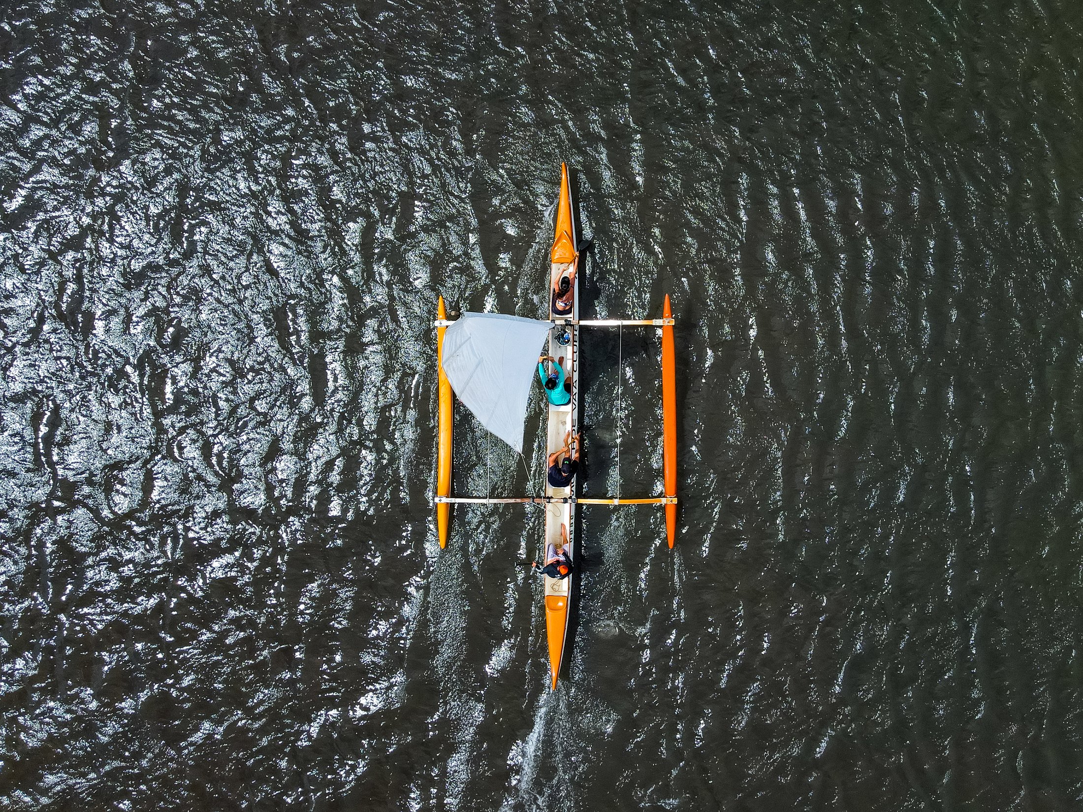 Vista aérea da canoa com vela navegando no mangue