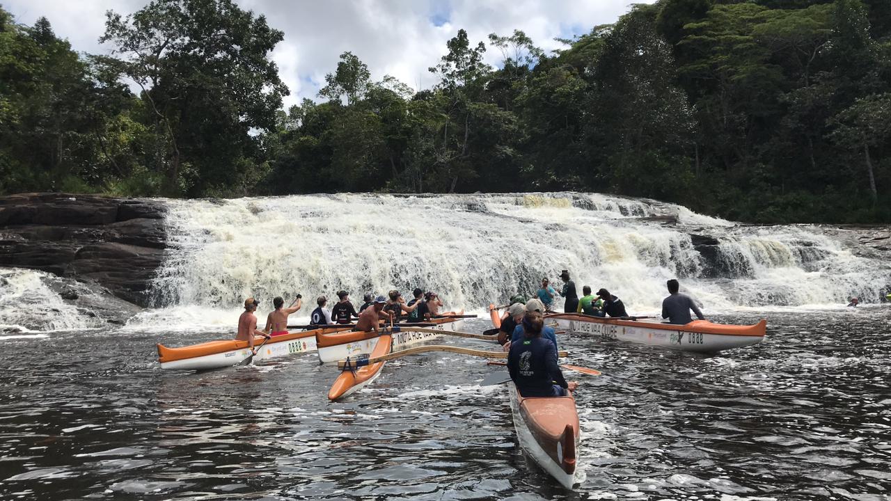 Canoas havaianas reunidas diante da Cachoeira do Tremembé