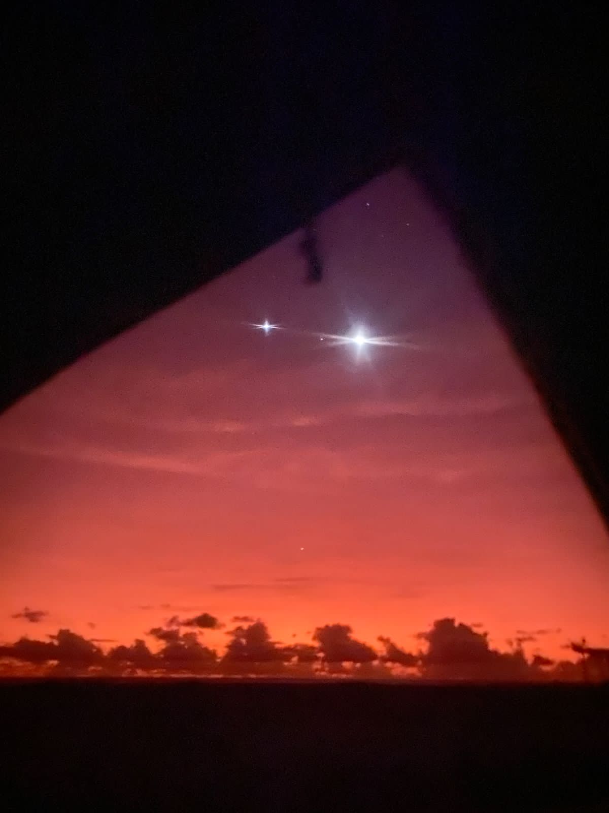 Céu estrelado visto de dentro da barraca de acampamento