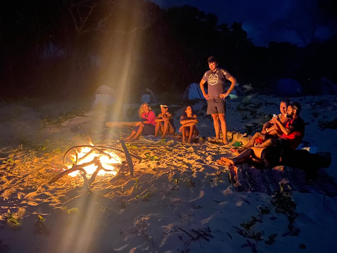 Grupo ao redor da fogueira à noite