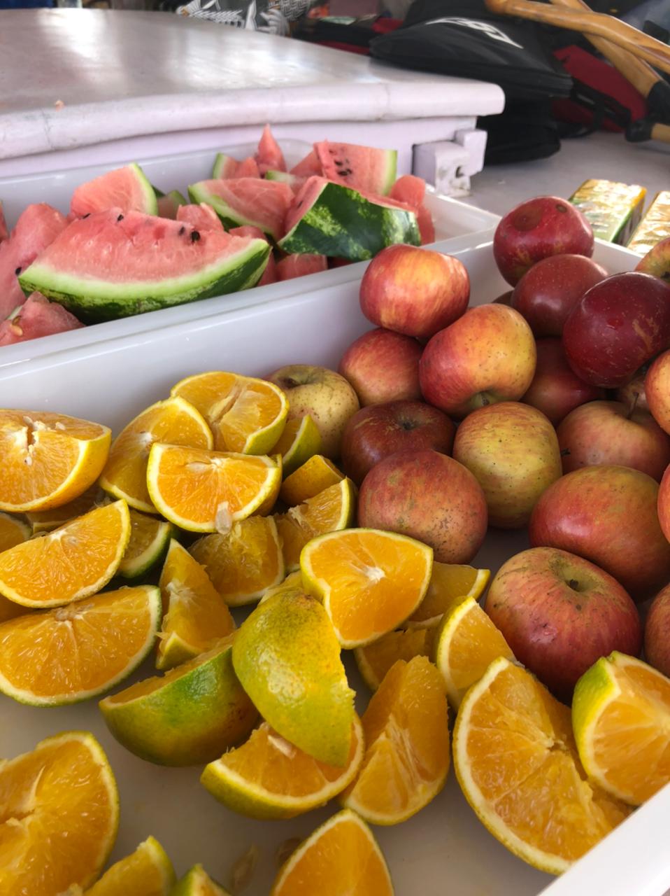 Bandejas de frutas frescas: melancia, maçã e laranja