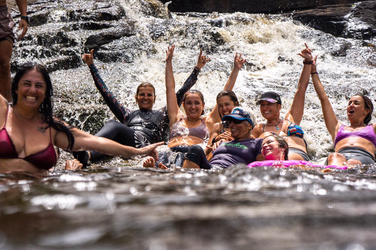 Tripulação comemorando na base da cachoeira